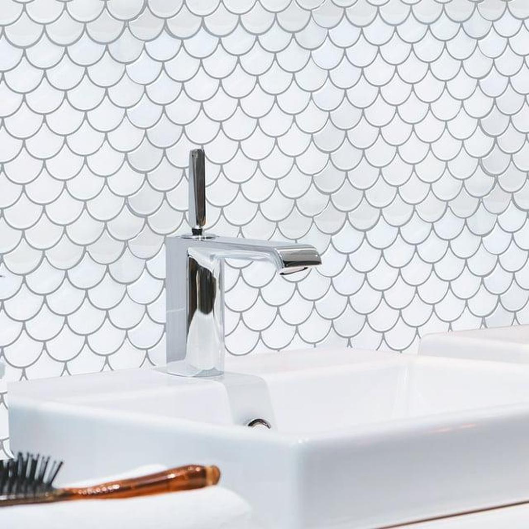 Simplify Peel & Stick Wall Tile 4 Pack in Scallop White Epoxi