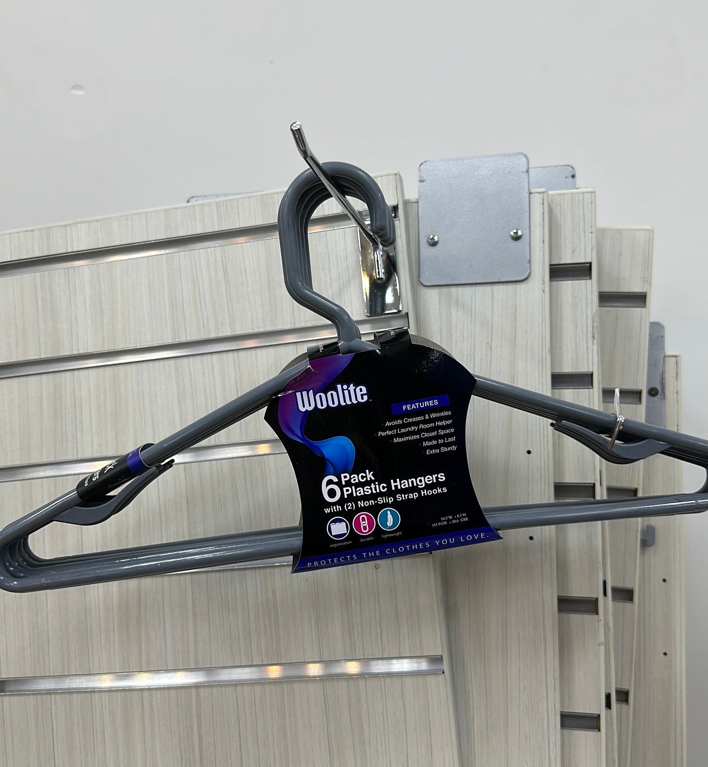 50GM 6PK BASIC PLASTIC HANGER W.2 ACCESORY HOOKS